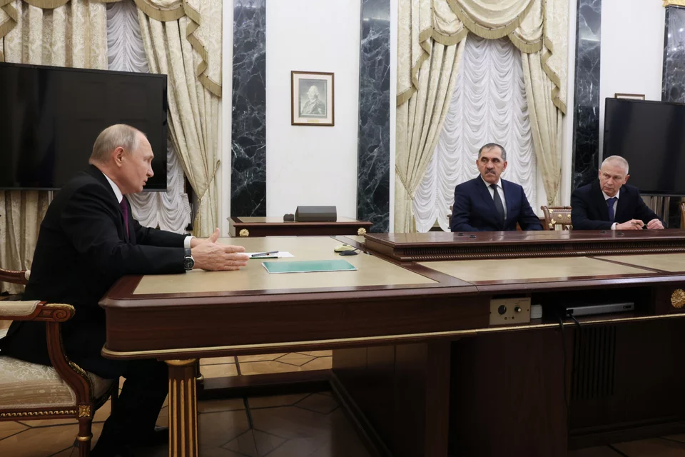 O Πούτιν με τον υφυπουργό Άμυνας Γιουνούς-Μπεκ Μπεκούροφ (κέντρο) και τον συνταγματάρχη ε.α. Αντρέι Τρόσεφ (δεξιά)