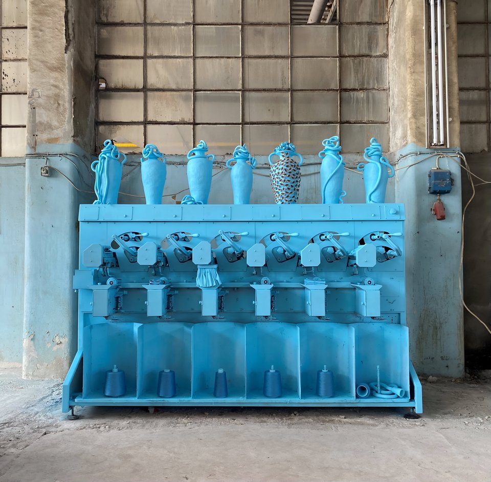 Η site-specific εγκατάσταση Some Notes on Urns, or What I Can Tell You About Butterflies (2023) της Sandra Osborne ανταποκρίνεται στην έννοια της παροδικότητας σε σχέση με τη φθαρτότητα του σώματός μας. Χρησιμοποιώντας ένα ευρύ φάσμα υλικών, όπως κλωστές, η καλλιτέχνις κατασκευάζει ένα νέο περιβάλλον όπου μηχανές και άλλα εργοστασιακά αντικείμενα βρίσκονται σε παραλληλία με τις πρακτικές χειρωναξίας που εκφράζονται μέσα από τις μεθόδους και τις τεχνικές της.