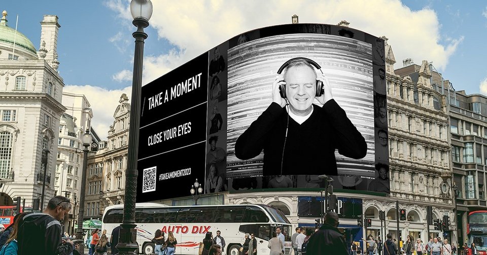 Διάσημα πρόσωπα με κλειστά μάτια παρουσιάζονται σε φωτογραφική έκθεση στο West End του Λονδίνου για να ευαισθητοποιήσουν για την ψυχική υγεία.