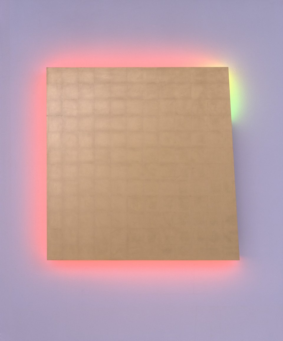 Stephen Antonakos, «Prediction», 2009, Φύλλο χρυσού 22 kt και κόκκινο χρώμα σε MDF με σωλήνες neon