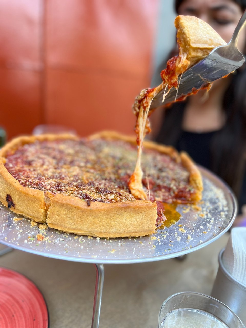 Την deep dish πίτσα από το Σικάγο θα την απολαύσετε στο Στηβς ΑΕ στον Κεραμεικό / Φωτογραφία: steves_athens/Instagram