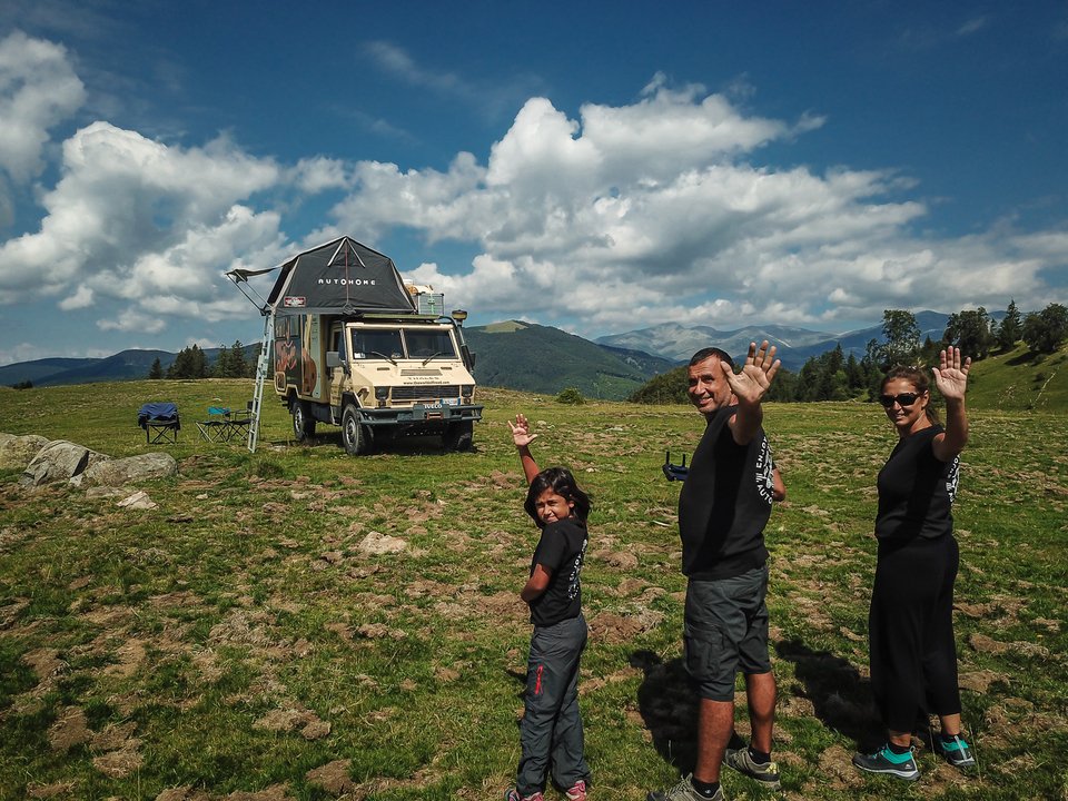Ο δημοσιογράφος Άκης Τεμπερίδης, η δασκάλα χορού και χορογράφος Βούλα Νέτου και η κόρη τους
