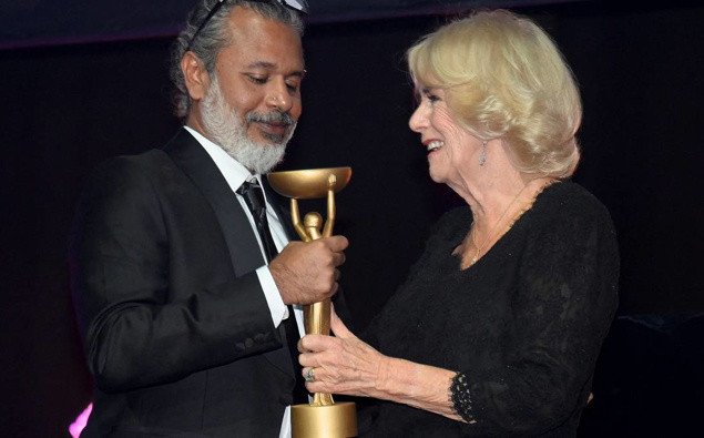 O βραβευμένος με Booker Prize 2022 έρχεται στην Αθήνα. Στη φωτογραφία τον βλέπουμε με τη βασίλισσα Καμίλα / Φωτογραφία: shehanwriter.com