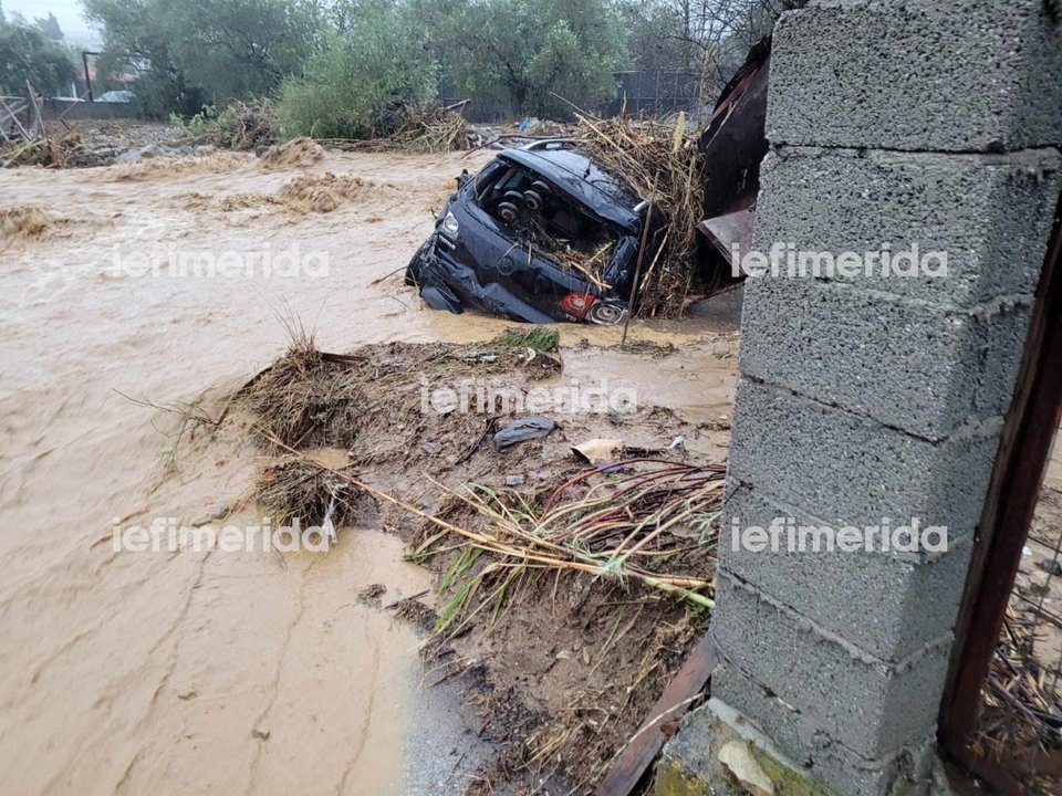 αυτοκίνητο σε λάσπες, αφού παρασύρθηκε λόγω της κακοκαιρίας daniel