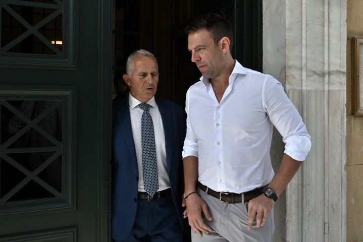 Ο Στέφανος Κασσελάκης με τον ναύαρχο Ευ. Αποστολάκη μετά την συνάντησή του με τον Αλέξη Τσίπρα