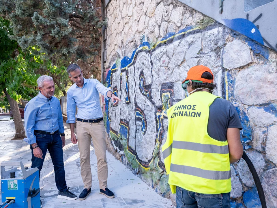 Επιχείρηση αντιγκράφιτι υπό την εποπτεία του δημάρχου Κ. Μπακογιάννη και του αντιδημάρχου Καθαριότητας Νίκου Αβραμίδη
