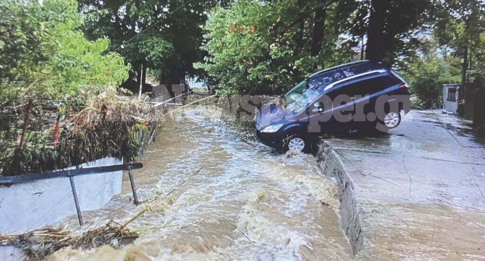 Αυτοκίνητο ετοιμο να πέσει σε ρέμα στη Μαγνησία