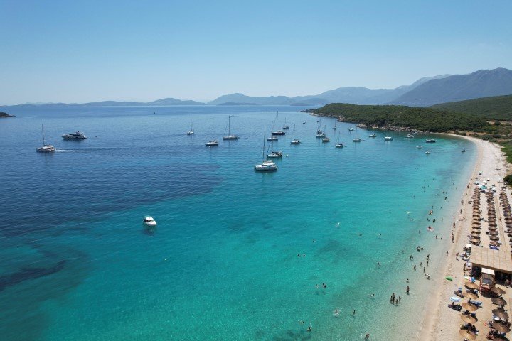 Η παραλία Βάθια Βάλη στην Πάλαιρο