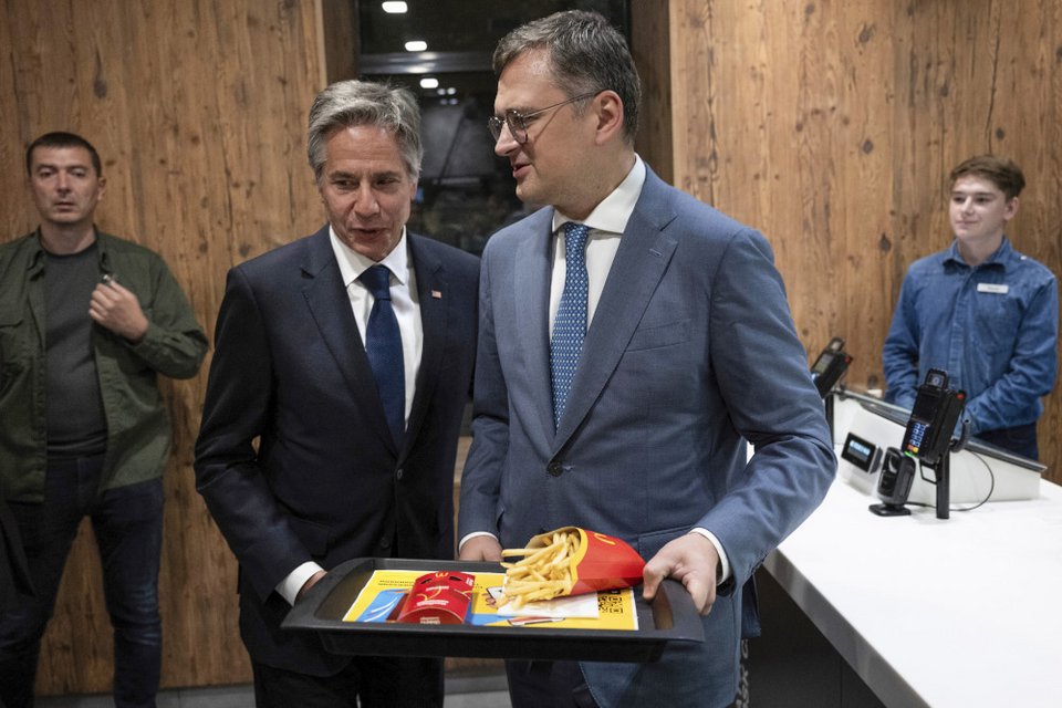 Άντονι Μπλίνκεν και Ντμίτρο Κουλέμπα στα McDonald's / Φωτογραφία: AP Photos