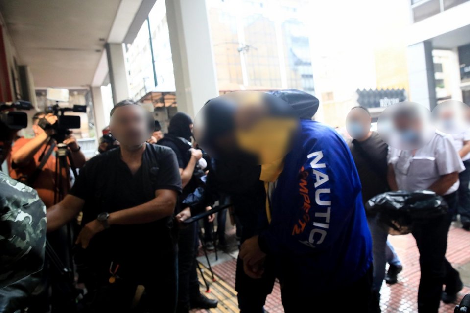 ο καπετάνιος και τα τρία μέλη του πληρώματος του Blue Horizon οδηγούνται στον εισαγγελέα