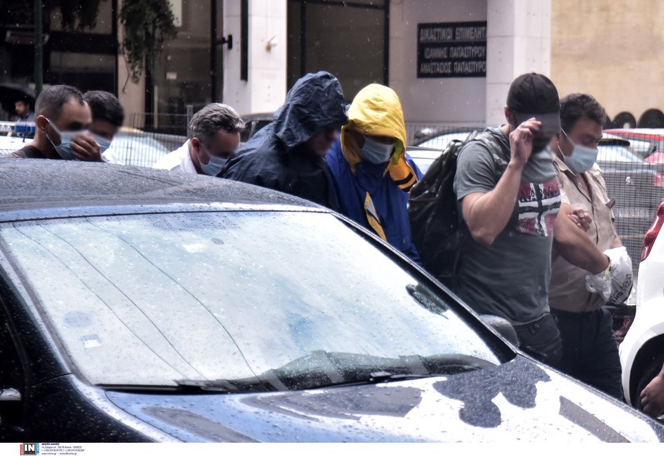 ο καπετάνιος και τα τρία μέλη του πληρώματος του Blue Horizon οδηγούνται στον εισαγγελέα