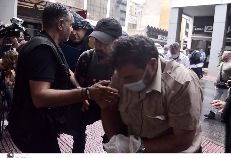 ο καπετάνιος και τα τρία μέλη του πληρώματος του Blue Horizon οδηγούνται στον εισαγγελέα