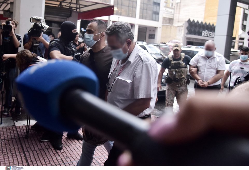 ο καπετάνιος και τα τρία μέλη του πληρώματος του Blue Horizon οδηγούνται στον εισαγγελέα