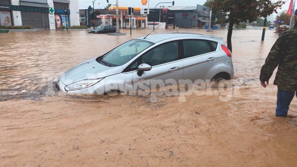 Πλημμυρισμένη απ' άκρη σ' άκρη η πόλη