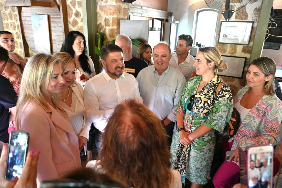 Ο Χαρδαλιάς συνομιλεί με πολίτες στον Αγιο Στέφανο