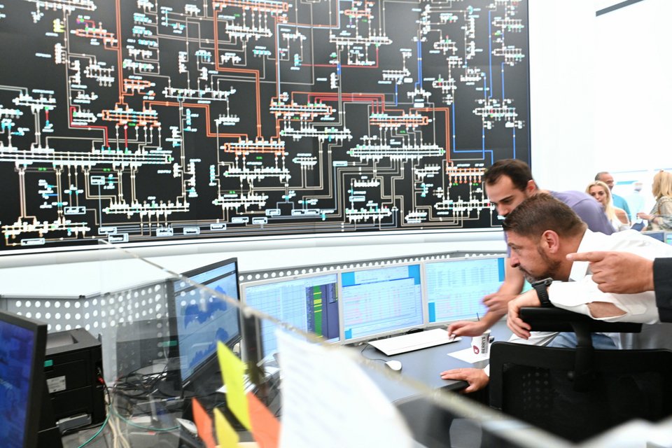 Ο Χαρδαλιάς κοιτάζει οθόνες στο κέντρο του ΑΔΜΗΕ