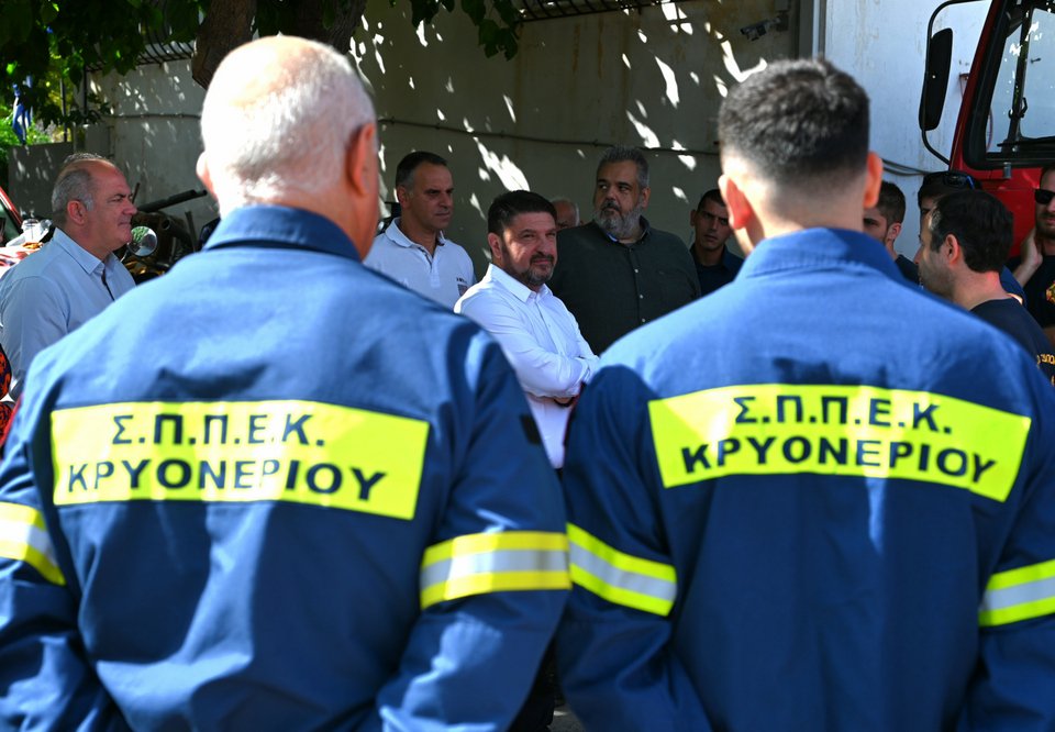 Ο Χαρδαλιάς μιλάει σε εργαζόμενους του ΣΠΠΕΚ Κρυονερίου