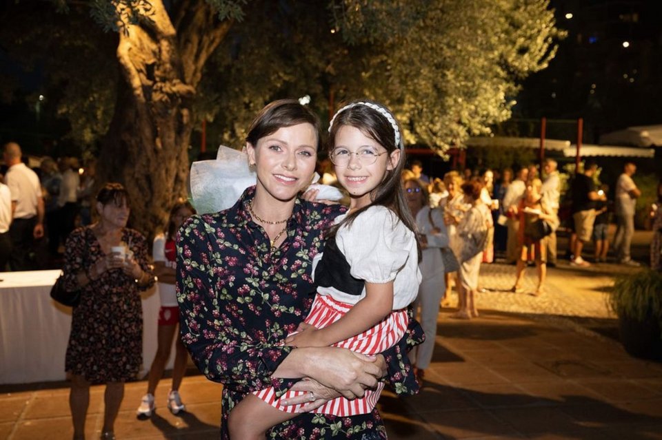 Η πριγκίπισσα Σαρλίν χαμογελά στην κάμερα