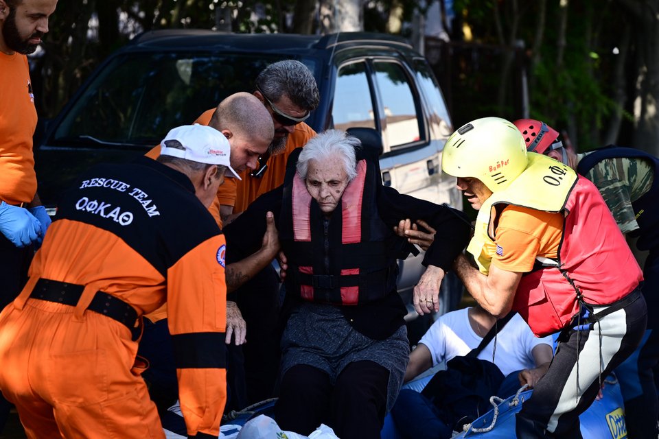 Διάσωση ηλικιωμένης στην περιοχή Άγιος Θωμάς στη Λάρισα-Φωτογραφία Μιχάλης Καραγιάννης/Eurokinissi