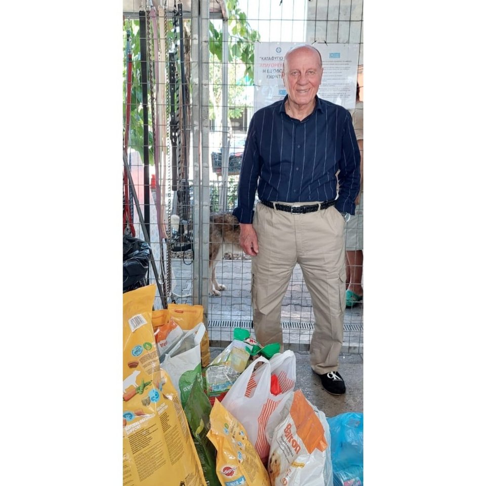 Ο Μίμης Δομάζος μα τις ζωοτροφές που συγκεντρώθηκαν για την Καρδίτσα