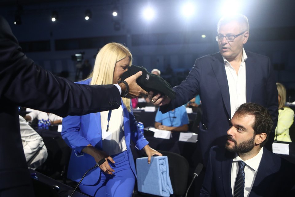 Ζεστά δώρα στους δημοσιογράφους