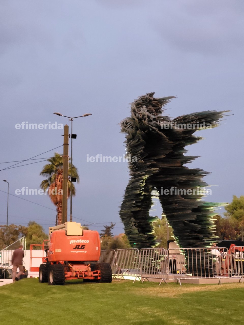 Ειδικό μηχάνημα έχει ανάβει στο γκαζόν, δίπλα από τον «Δρομέα» στο πλαίσιο της επιχείρησης καθαρισμού
