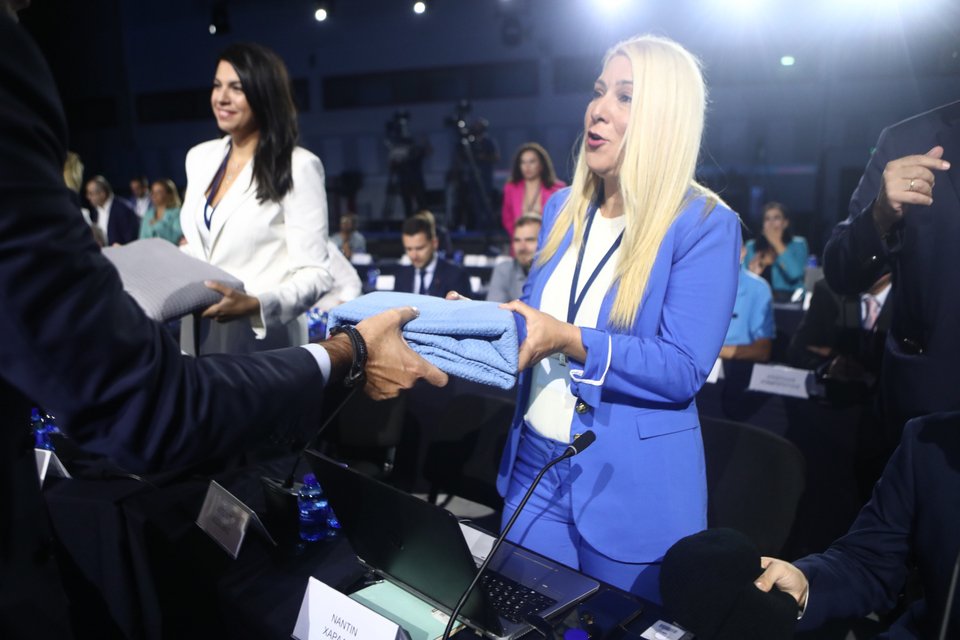 Κουβέρτες στις δημοσιογράφους /Φωτογραφία: ΒΑΣΙΛΗΣ ΒΕΡΒΕΡΙΔΗΣ/ΜΟΤΙΟΝΤΕΑΜ