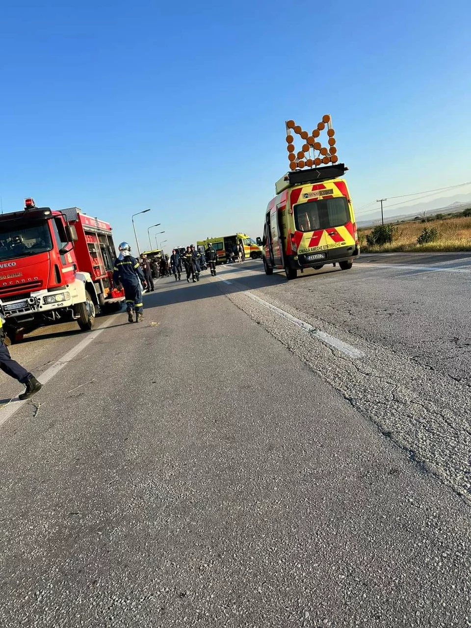 Ασθενοφορα και πυροσβεστικά στην Ε.Ο Αθηνών - Ευζώνων