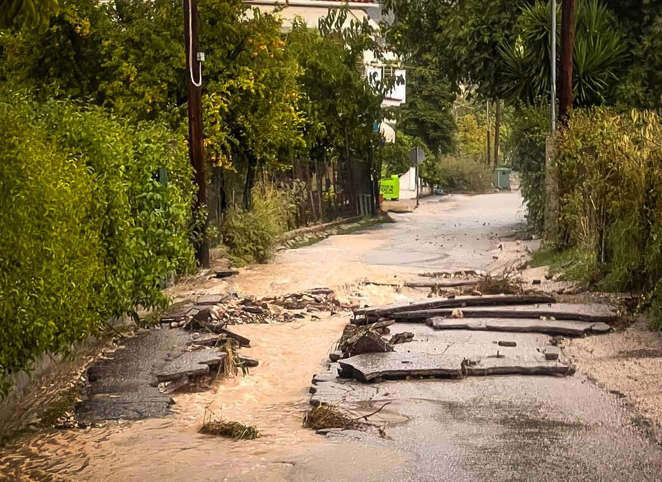 Δρόμοι καταστράφηκαν από τα ορμητικά λασπόνερα