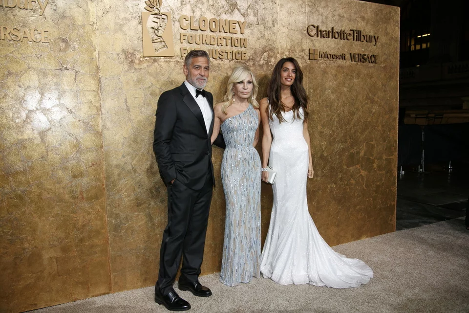 Τζορτζ Κλούνεϊ και Αμάλ με την Donatella Versace