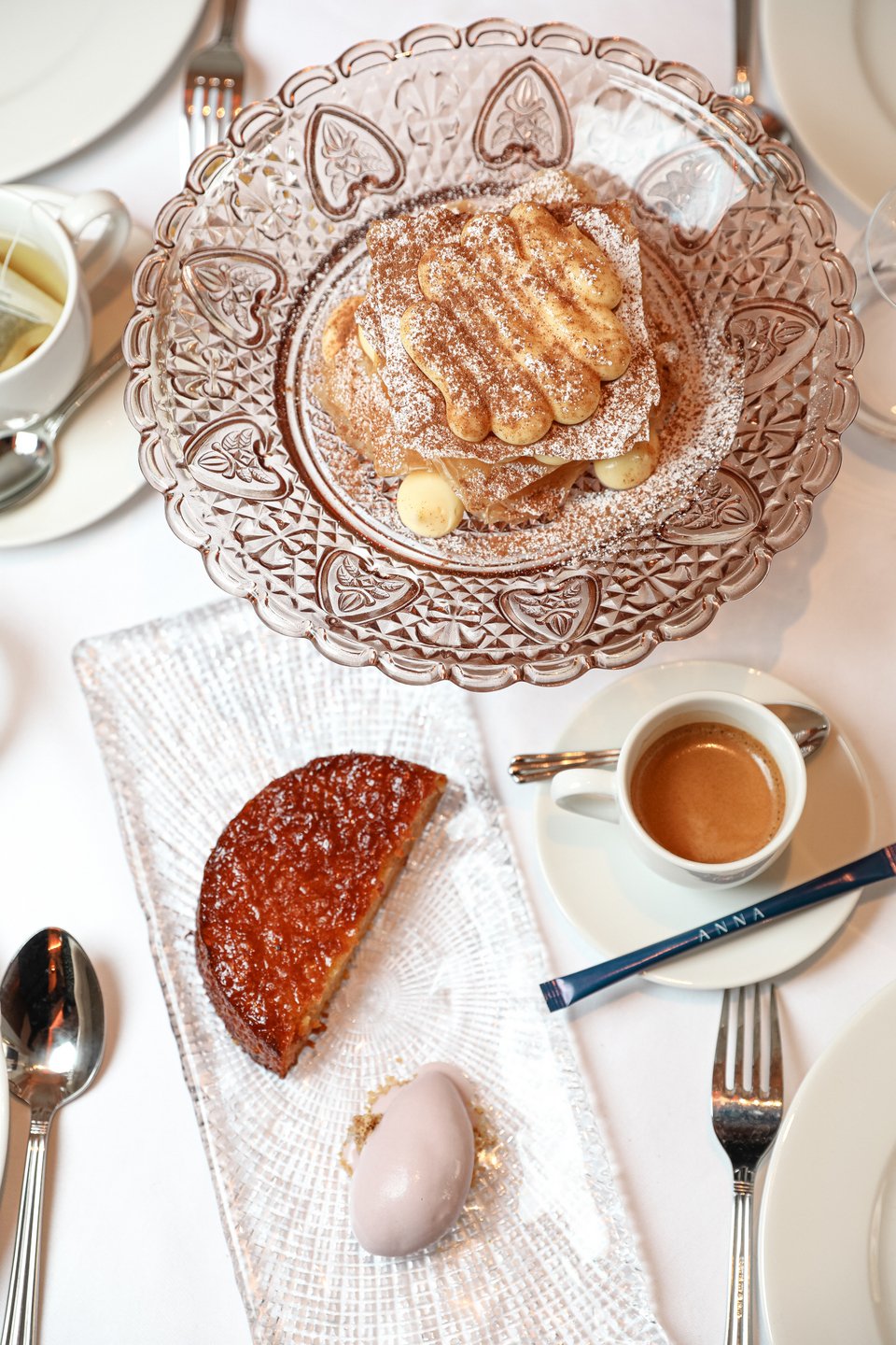 Γλυκά πιάτα και καφές στο Anna Paris Restaurant