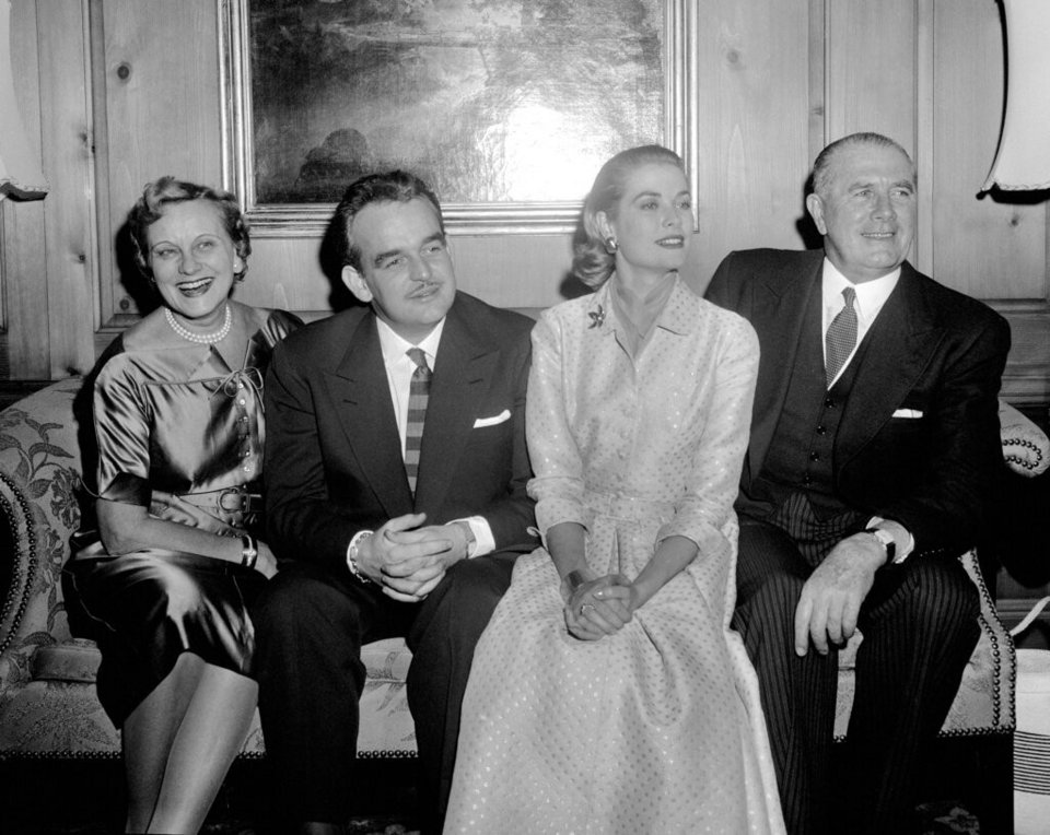 Η πρόσφατα αρραβωνιασμένη ηθοποιός Grace Kelly και ο πρίγκιπας Rainier III του Μονακό πλαισιώνονται από τους γονείς της ηθοποιού στη Φιλαδέλφεια, Pa., στις 5 Ιανουαρίου 1956, μετά την ανακοίνωση του αρραβώνα τους
