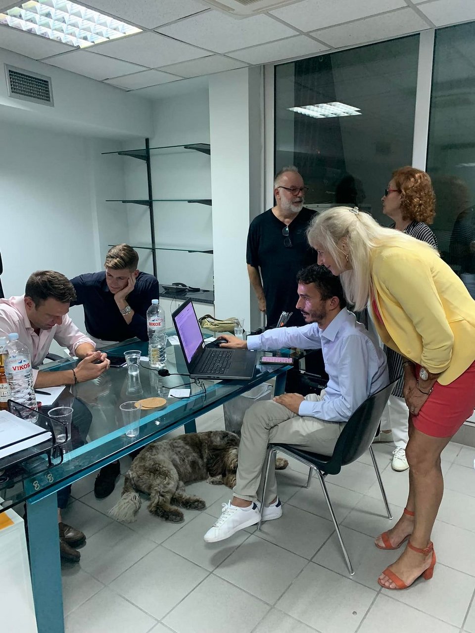 Ο Στέφανος Κασσελάκης με τον σύντροφό του, τον Νίκο Σούλη και την Ελένη Αυλωνίτου ενώ παρακολουθούν τα αποτελέσματα.