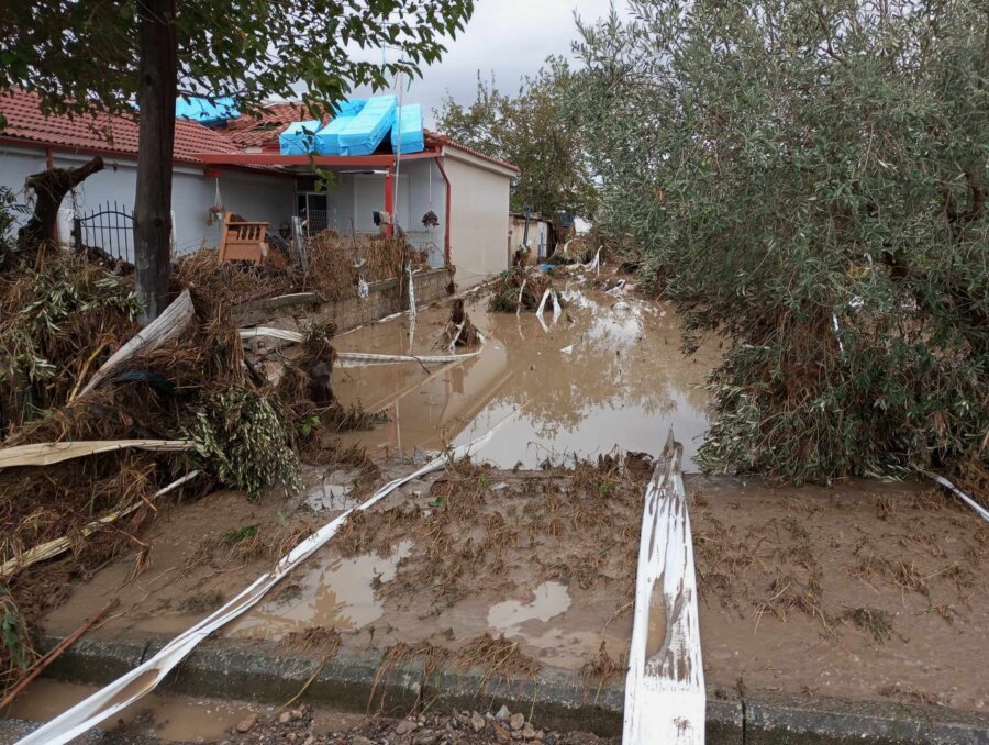 Εικόνες καταστροφής στη Νέα Λεύκη – Ισοπεδώθηκαν επιχειρήσεις και σπίτια