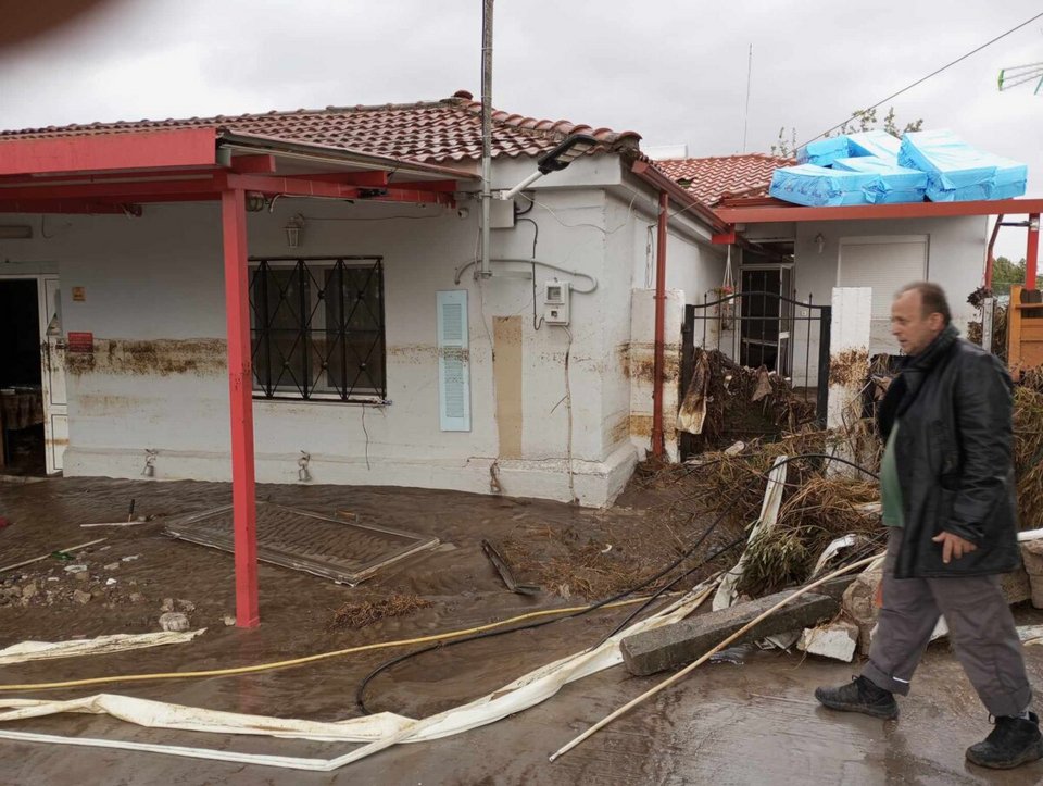 Εικόνες καταστροφής στη Νέα Λεύκη – Ισοπεδώθηκαν επιχειρήσεις και σπίτια