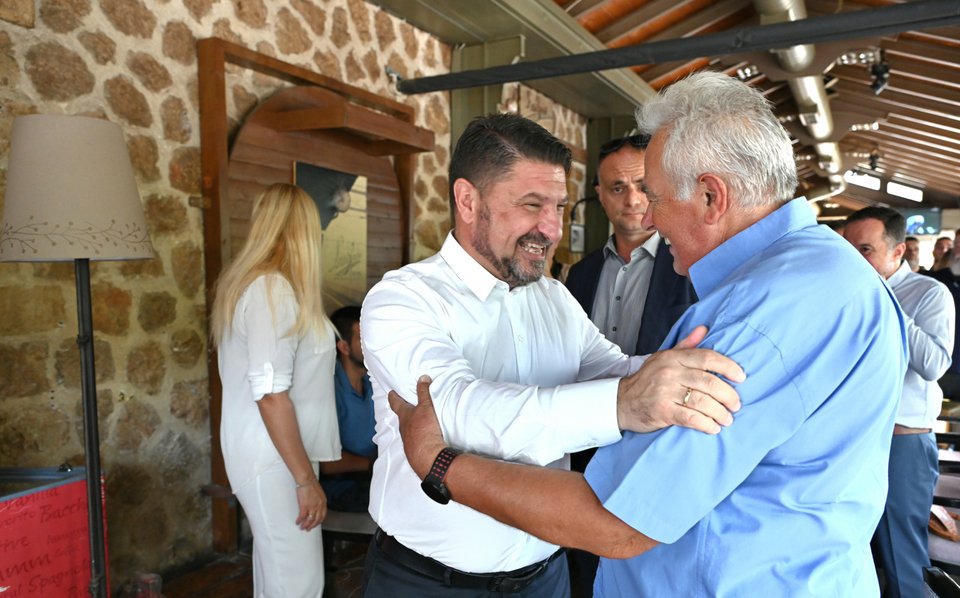 Ο Χαρδαλιάς με πολίτη στον Αγιο Στέφανο.