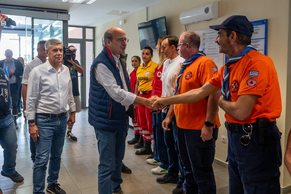 Ο Χατζηδάκης χαιρετά μέλη της πολιτικής προστασίας