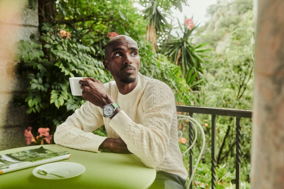 O Sir Mo Farah, θρύλος του αθλητισμού και κάτοχος πολλών χρυσών μεταλλίων, φοράει το HUAWEIWATCHGT4 - 46mm με το πράσινο λουράκι