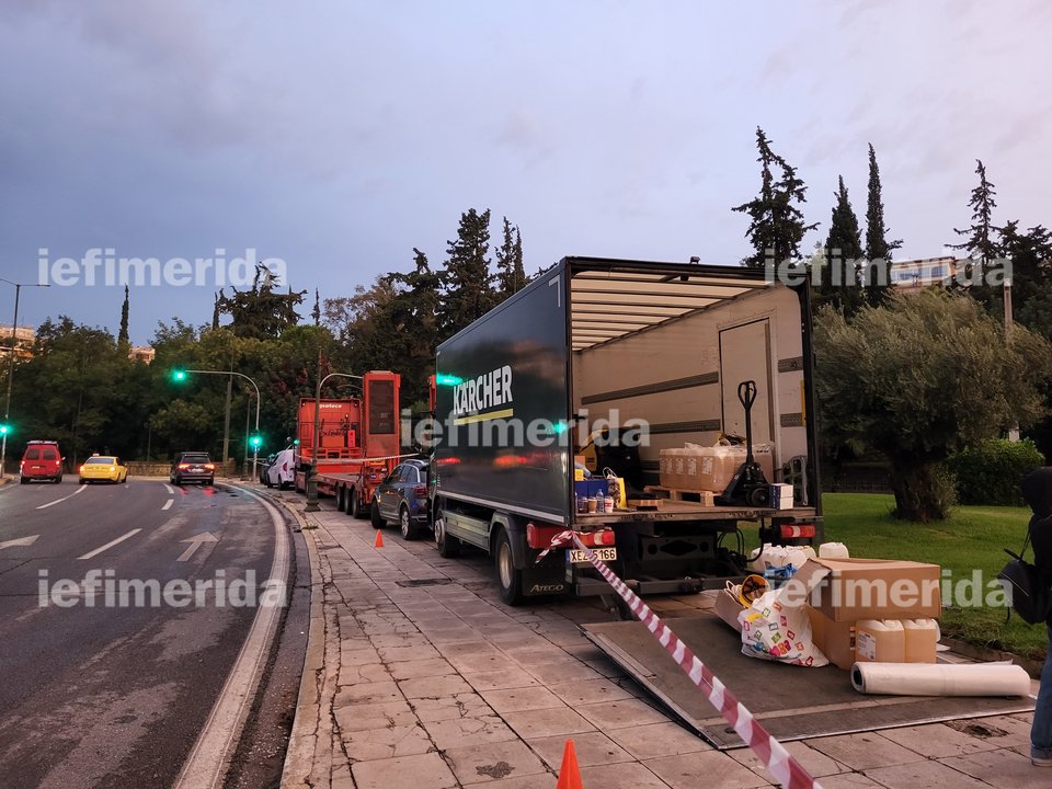 Τα οχήματα του συνεργείου στο πεζοδρόμιο που οδηγεί προς τον «Ευαγγελισμό», δίπλα από τον «Δρομέα»