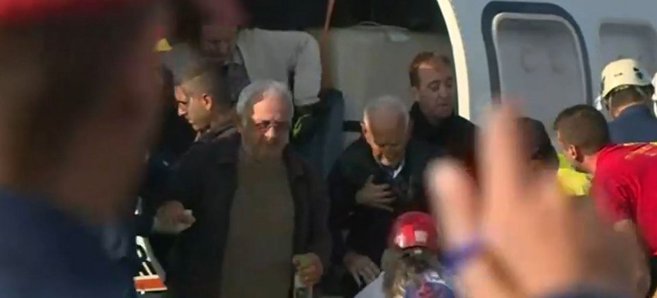 Ηλικιωμένοι κατεβαίνουν από το ελικόπτερο / MEGA