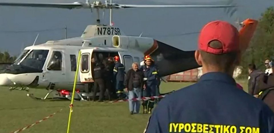 Ηλικιωμένος άνδρας απομακρύνεται από την πόρτα του ελικοπτέρου / MEGA