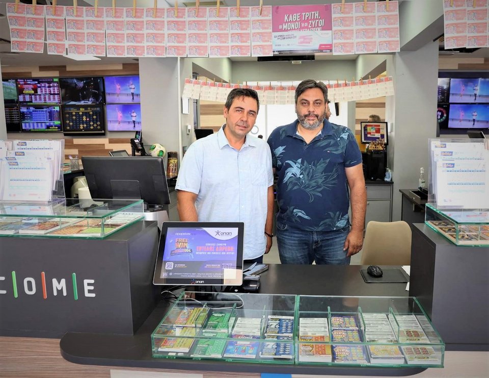 Δημήτρης και Παναγιώτης Σκούρας, συνιδιοκτήτες καταστήματος ΟΠΑΠ επί της οδού Νικηταρά 4, στο Άργος 