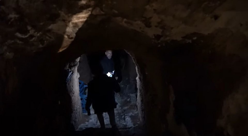 H είσοδος για το υπόγειο κελάρι
