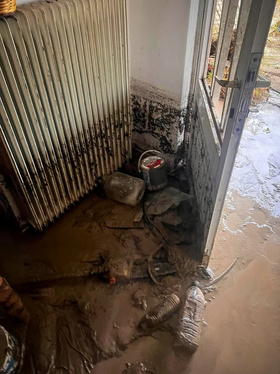 πλημμυρισμένο εσωτερικό σπιτιού στην Εύβοια