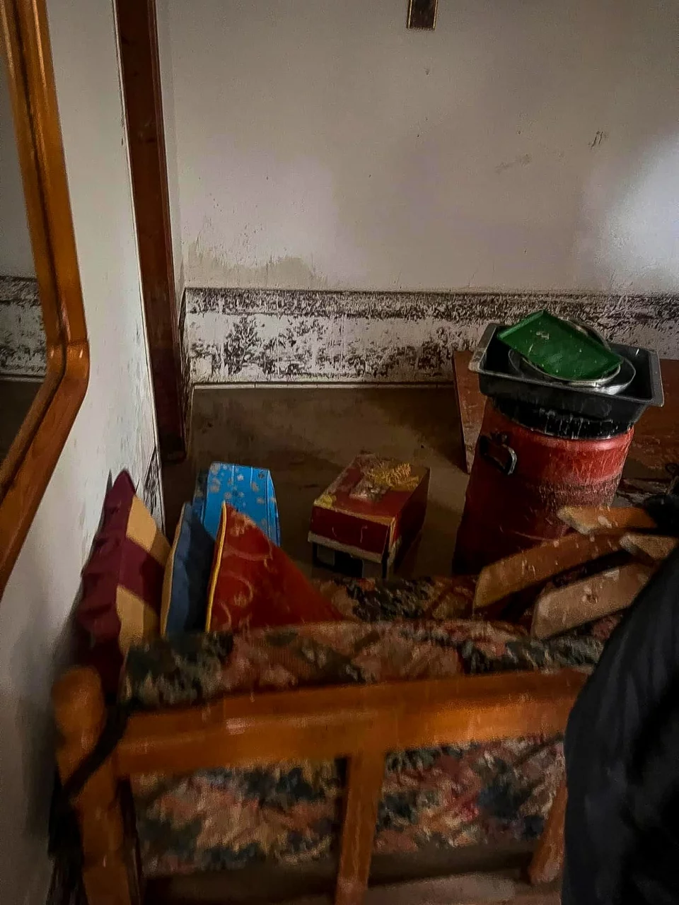 πλημμυρισμένο εσωτερικό σπιτιού 