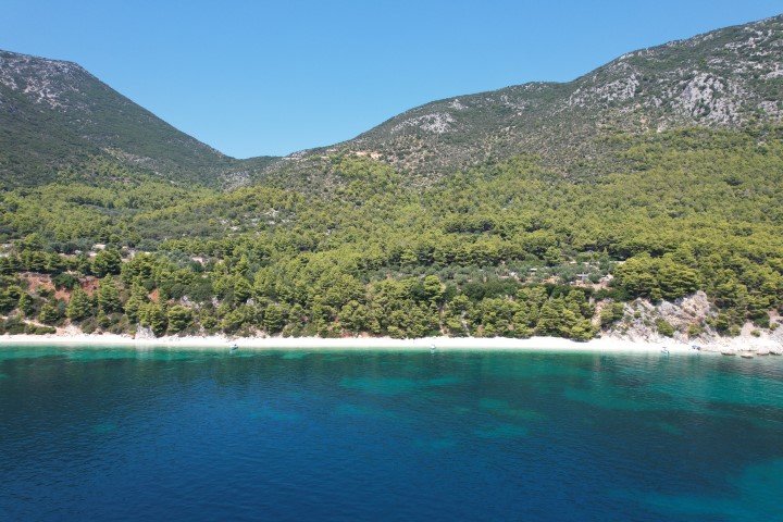 Η παραλία Ασπρογιάλι στον Κάλαμο όπου πήγαινε ο Αριστοτέλης Ωνάσης την Τζάκι Κέννεντι