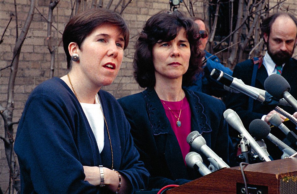 Η επιμελήτρια του Μουσείου Isabella Stewart Gardner, Karen Haas, αριστερά, και η διευθύντρια του μουσείου Anne Hawley μιλούν σε συνέντευξη Τύπου στις 19 Μαρτίου 1990, σχετικά με την κλοπή στο μουσείο, κατά την οποία κλέφτες έκλεψαν μια σειρά από ανεκτίμητους θησαυρούς τέχνης από το μουσείο της Βοστώνης το προηγούμενο βράδυ