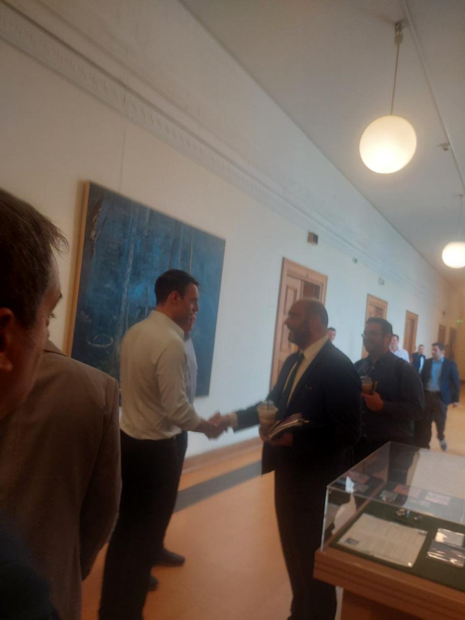 Χειραψία Στέφανου Κασσελάκη με τον Ιάσονα Φωτήλα