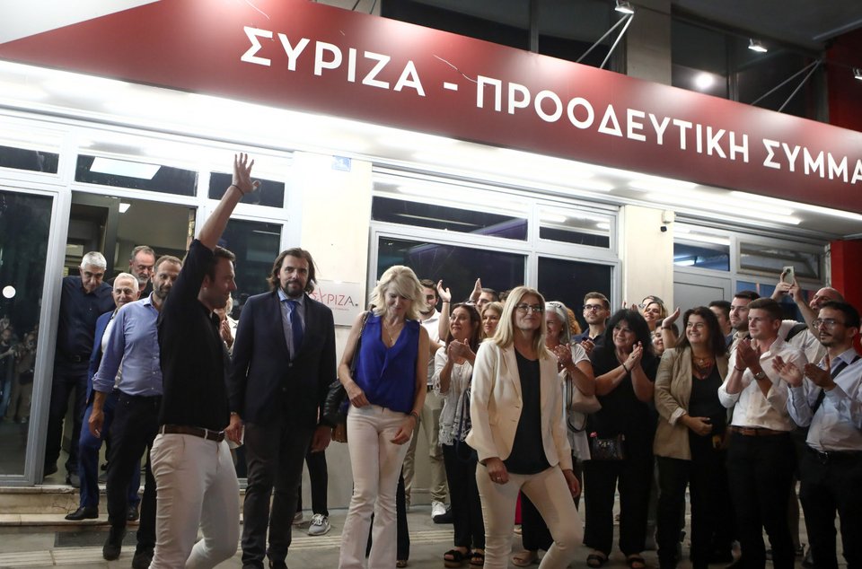 Γιώργος Τσίπρας, Ευάγγελος Αποστολάκης, Πέτρος Παππάς, Θεοδώρα Τζάκρη και Δώρα Αυγέρη μαζί με τον Στέφανο Κασσελάκη, μετά τη νίκη του στον πρώτο γύρο των εκλογών