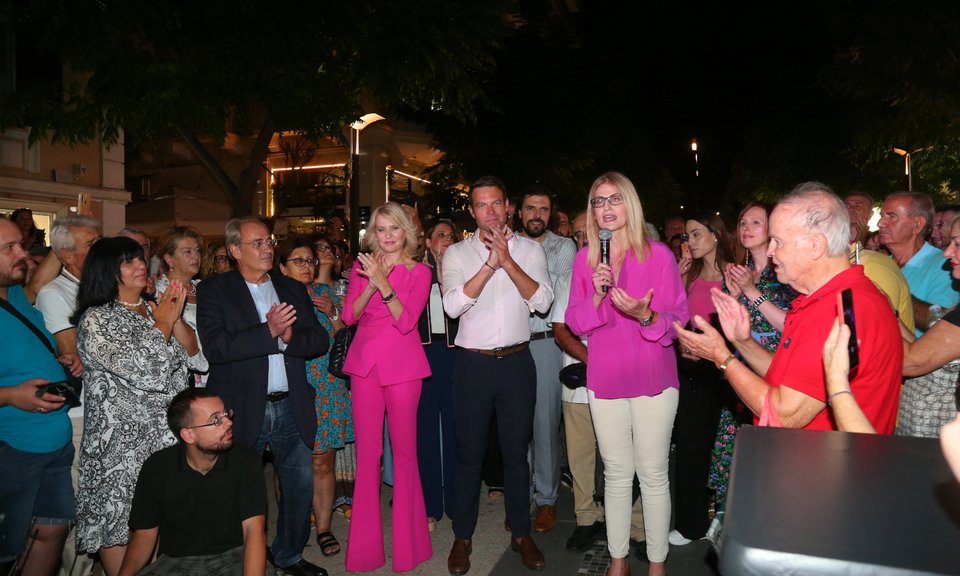 Ο Στ. Κασσελάκης ανάμεσα στις βουλευτές του ΣΥΡΙΖΑ Θοδώρα Τζάκρη (αριστερά) και Δώρα Αυγέρη (δεξιά) 